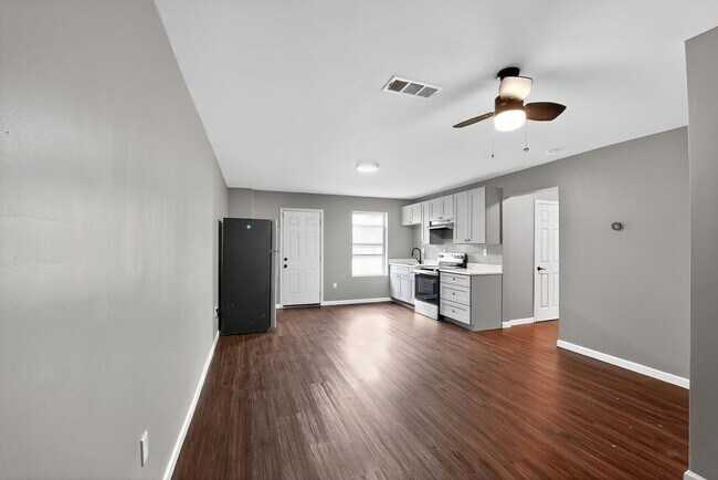 Foto del edificio - Charming 2BR Basement Apartment *Private Entrance*