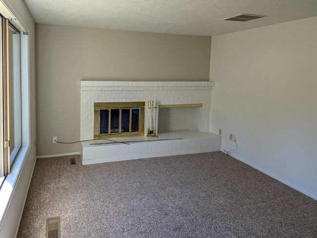 Building Photo - UPDATED Townhome Style Condo in SE Salem ~...