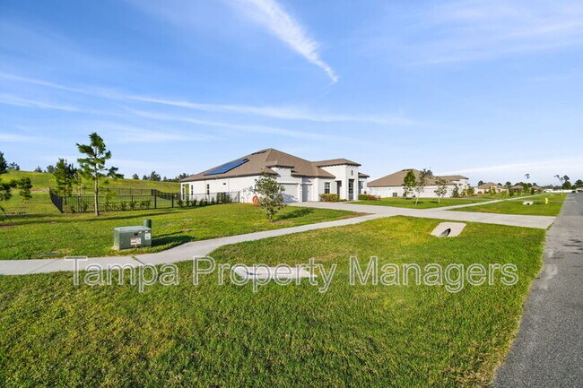 Foto del edificio - 10324 Crestview Heights Ave