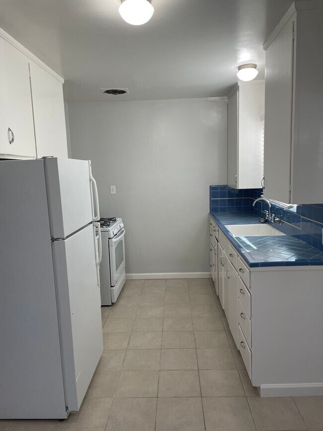 Building Photo - Wonderful East Sac. Duplex