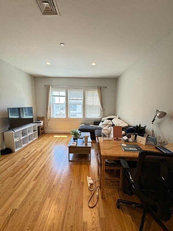 Foto del edificio - 387 W Broadway