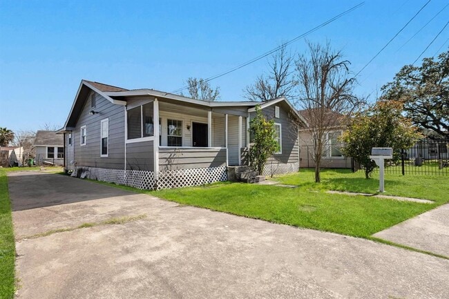 Building Photo - 214 N Hagerman St