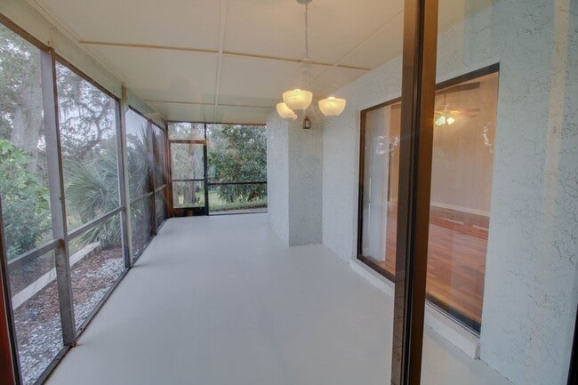 Building Photo - 1455 Oak Pl