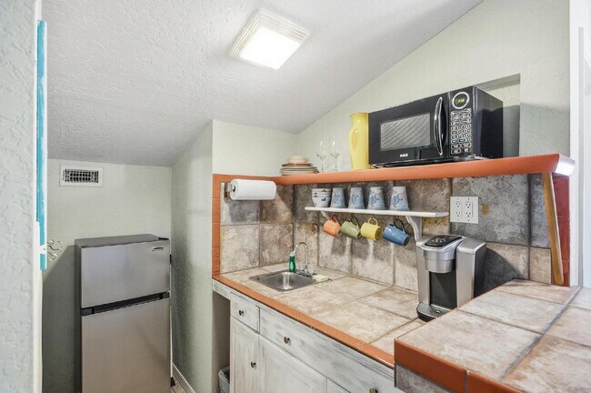 Foto del edificio - "Cozy & Efficient 1-Bedroom Retreat Steps ...