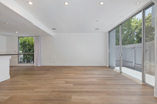 Building Photo - 1100 Alta Loma Rd