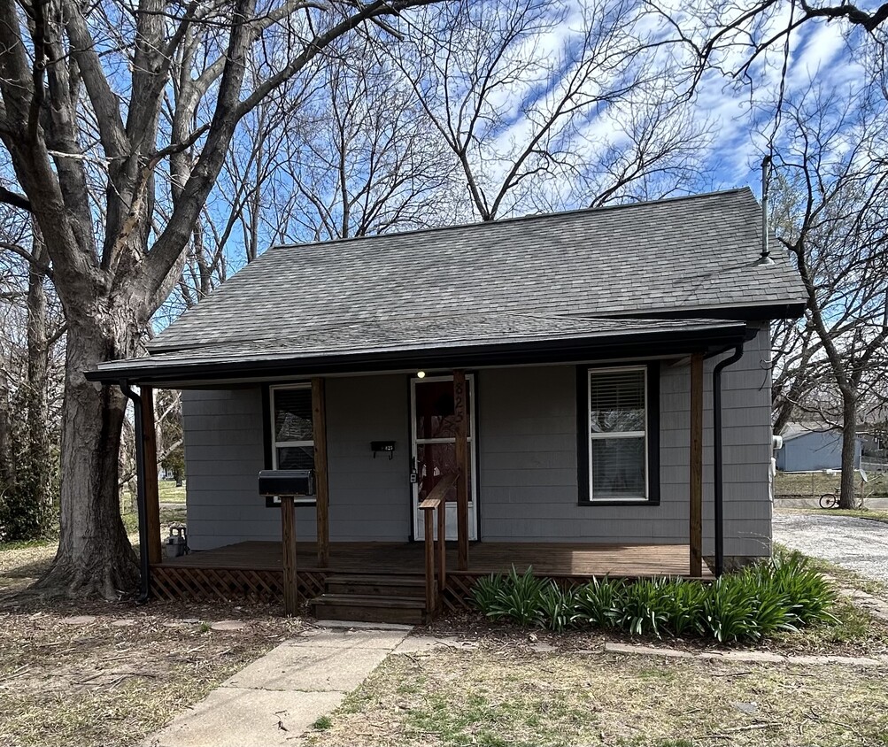 Primary Photo - 825 S Locust St