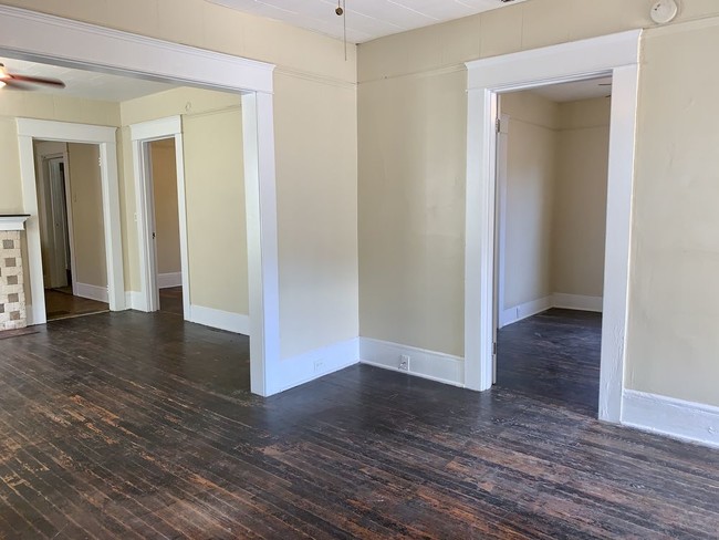 Building Photo - Classic 3/2 w/Hardwood Flooring  Fireplace