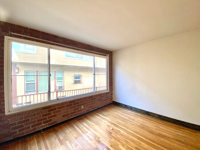 Building Photo - 1229 N New Hampshire Ave
