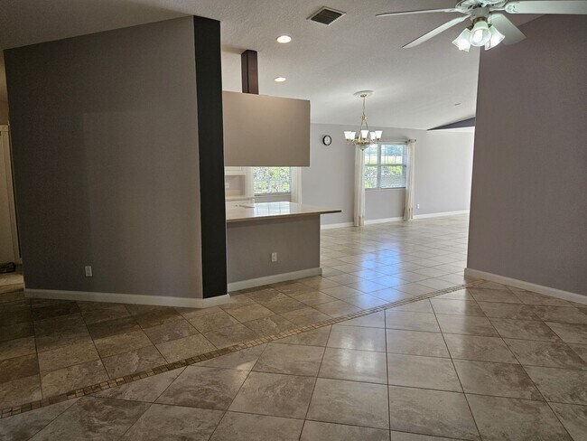 Foto del edificio - Annual Unfurnished 2-Bedroom 2-Bathroom Single Family Attached Home located in the Isles of Saras...