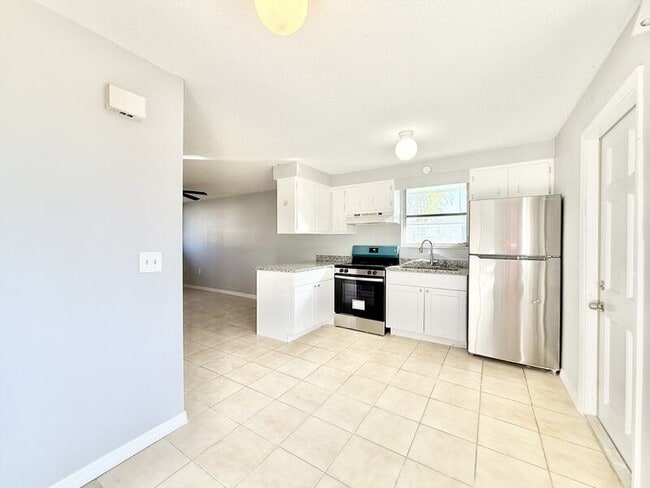 Building Photo - 3407 Palm Dr