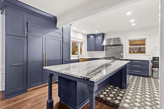 Building Photo - 1502 Tryon Rd