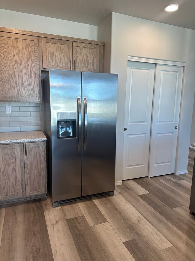 Foto del edificio - New Construction Home For Rent. Ready Now!