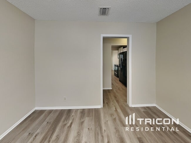 Foto del edificio - 15022 Old Creek St