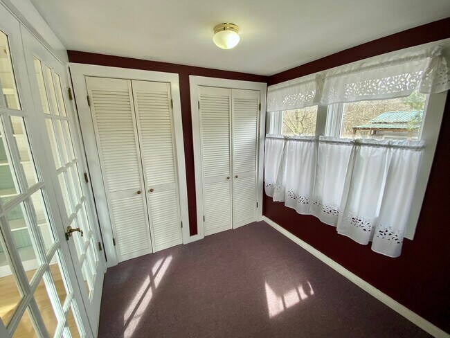 Foto del edificio - 2837 Cold River Rd