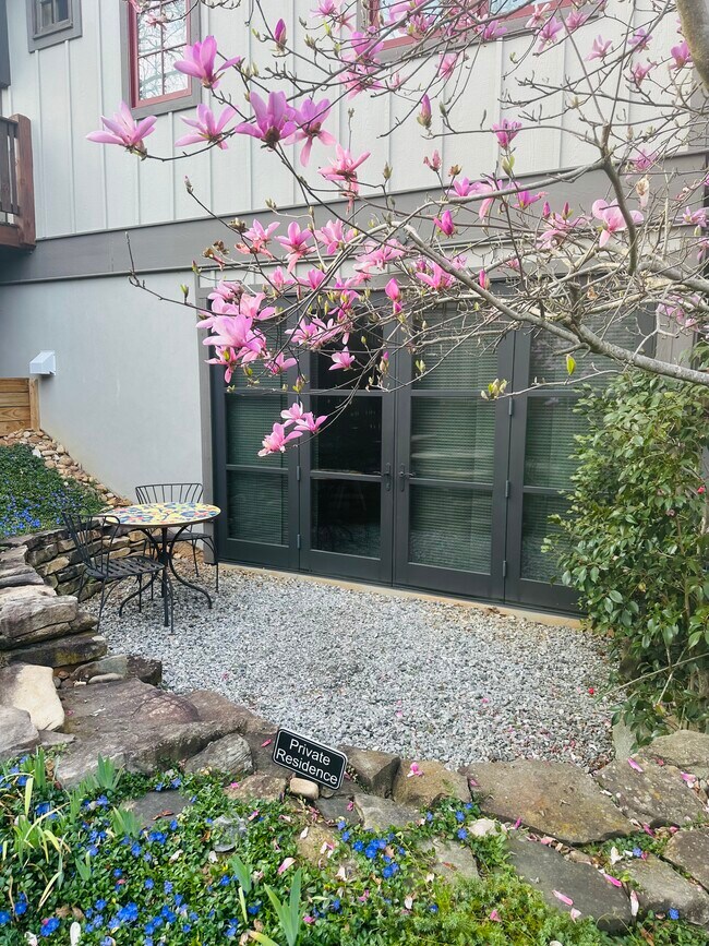 Foto del edificio - 100 Nevada Ave