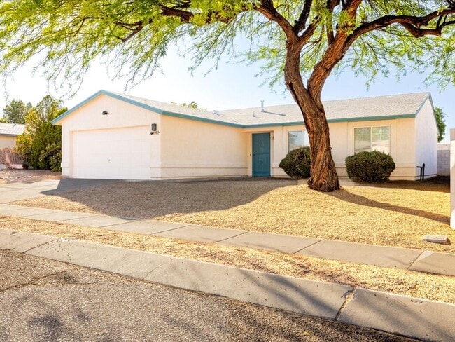 Building Photo - 3 Bedroom 2 Bathroom