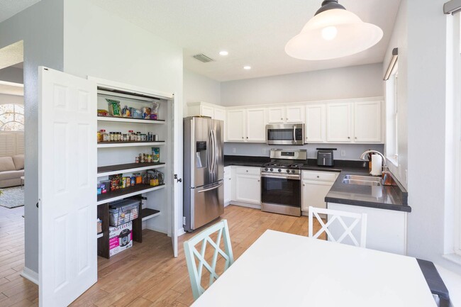 Building Photo - Wesley Chapel 4 Bed, 2.5 Baths + Loft, Poo...