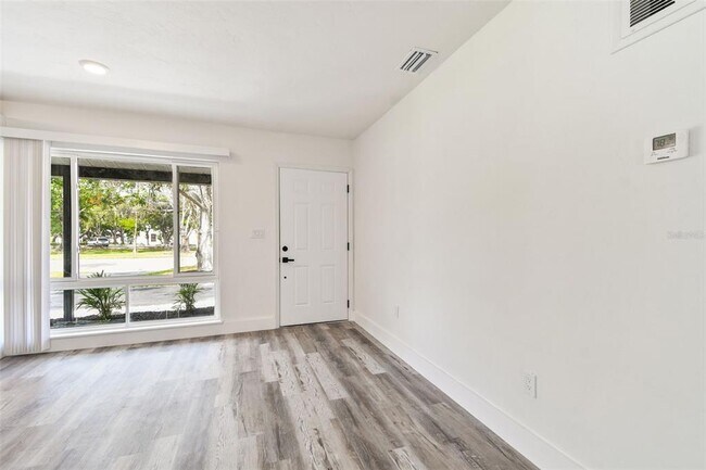Foto del edificio - 4461 Shore Acres Blvd NE