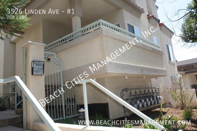 Building Photo - Multi-level Bixby Knolls Townhome with Pri...