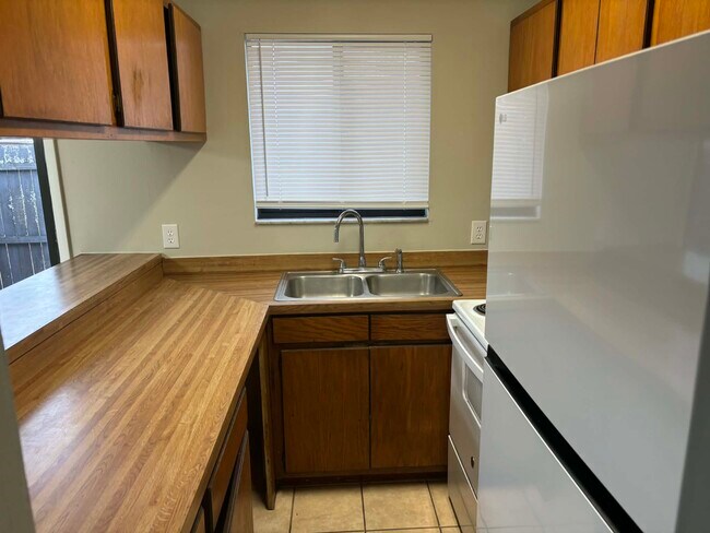 Foto del edificio - 3839 NW Huntsboro St