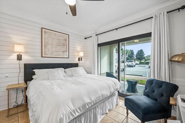 Foto del edificio - 50% off first months rent.  Cute Furnished...