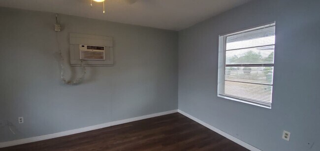 Building Photo - 2206 Lucerne Park Rd 1-4