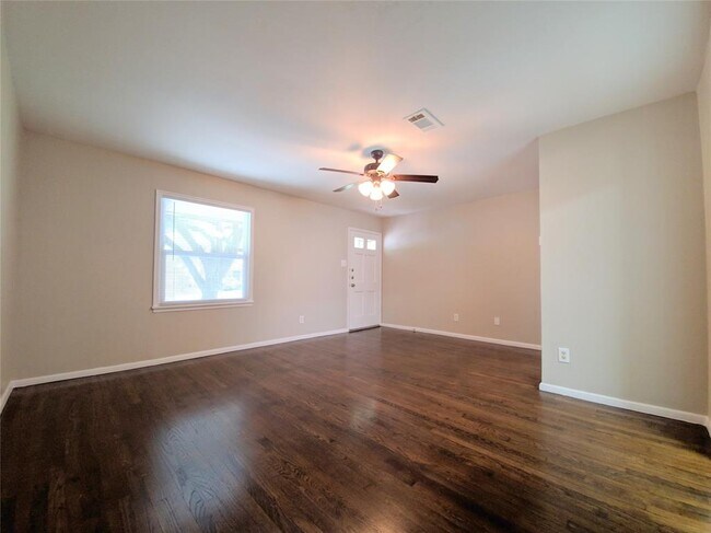 Building Photo - 7422 Lakehurst Dr
