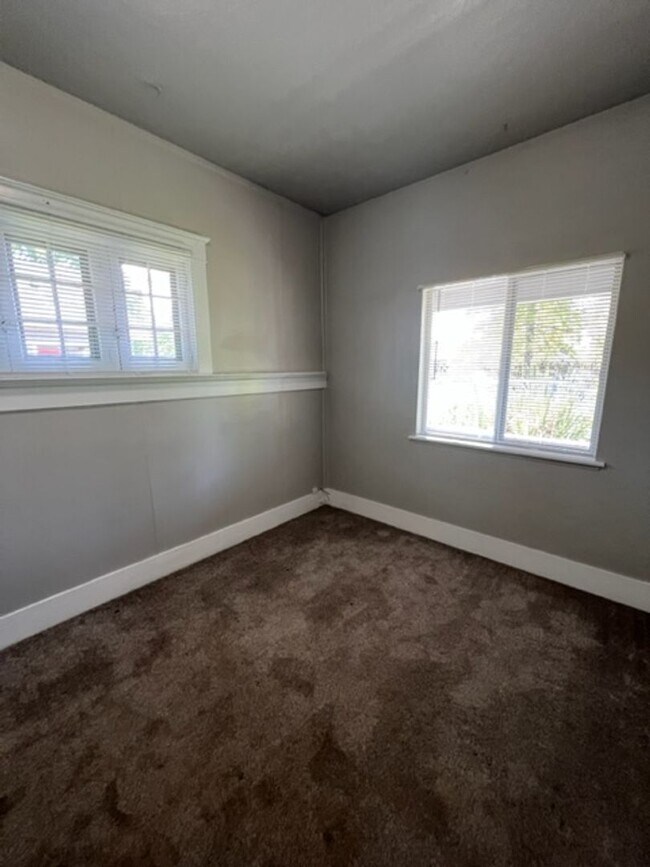 Foto del edificio - 3 Bedroom House on Jefferson St Near Downt...