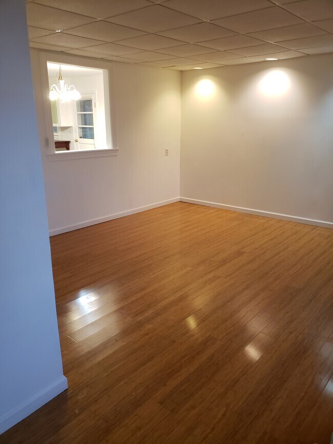 Amplia sala de estar con suelo de bambú. Todas las paredes de la casa están recién pintadas. - 10106 Wingfield Rd