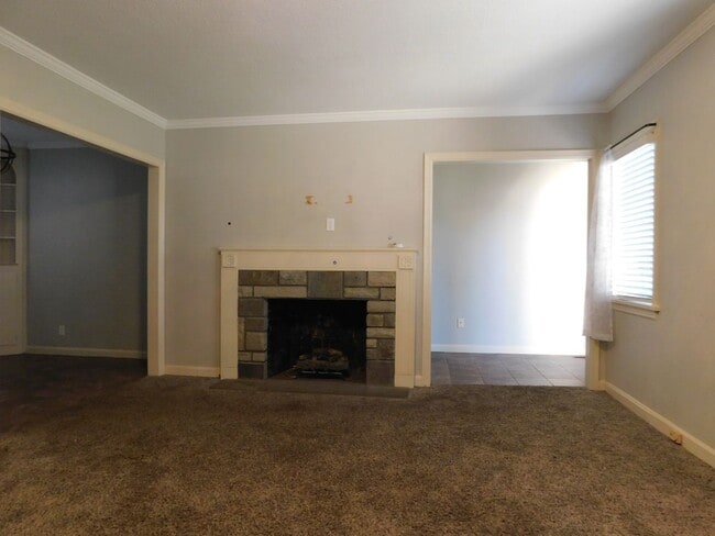 Building Photo - 2 Bed 1.5 Bath Duplex near downtown