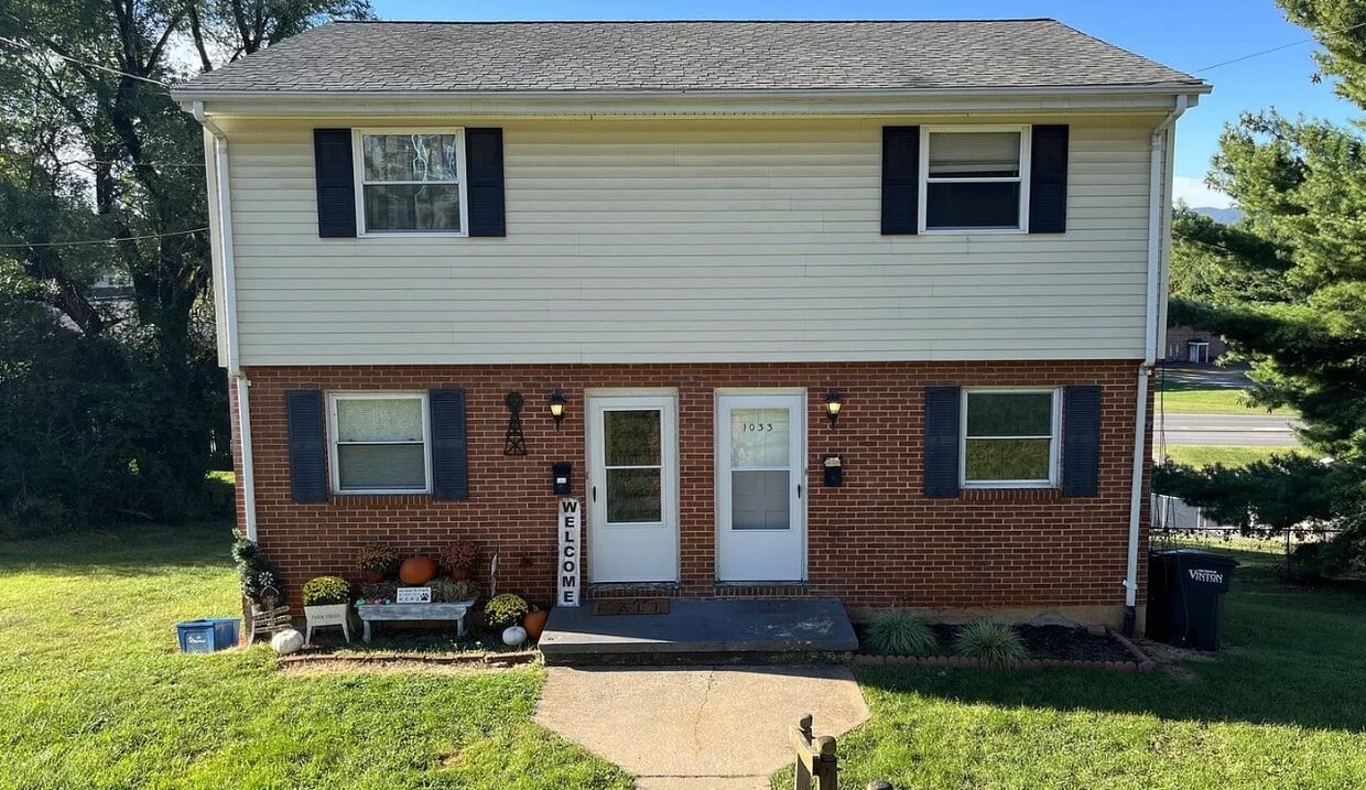 1035 Ave Unit 1033 and 1035, Vinton, VA 24179 Apartments in