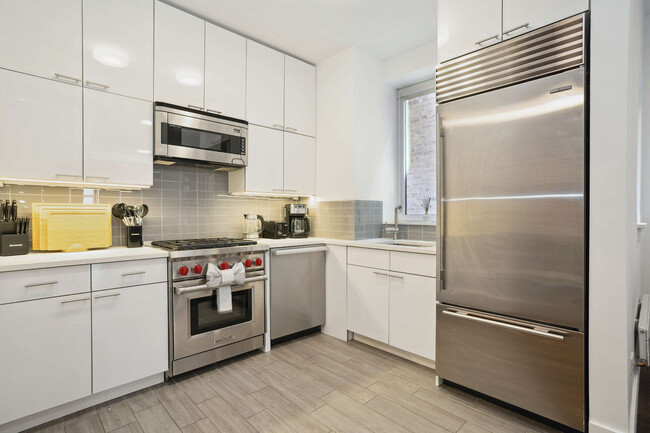 Building Photo - 125 E 83rd St