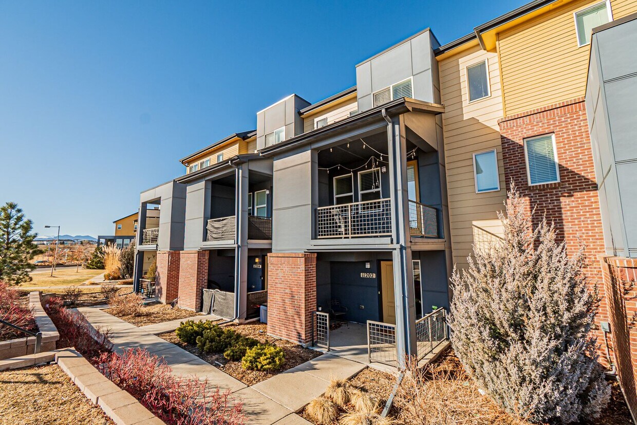 Primary Photo - Modern 2BD, 2.5BA Broomfield Townhome with...