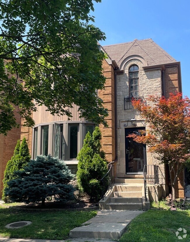 Building Photo - 2646 W Catalpa Ave