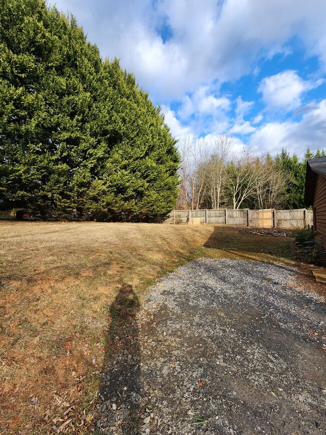 Building Photo - Asheville Rental