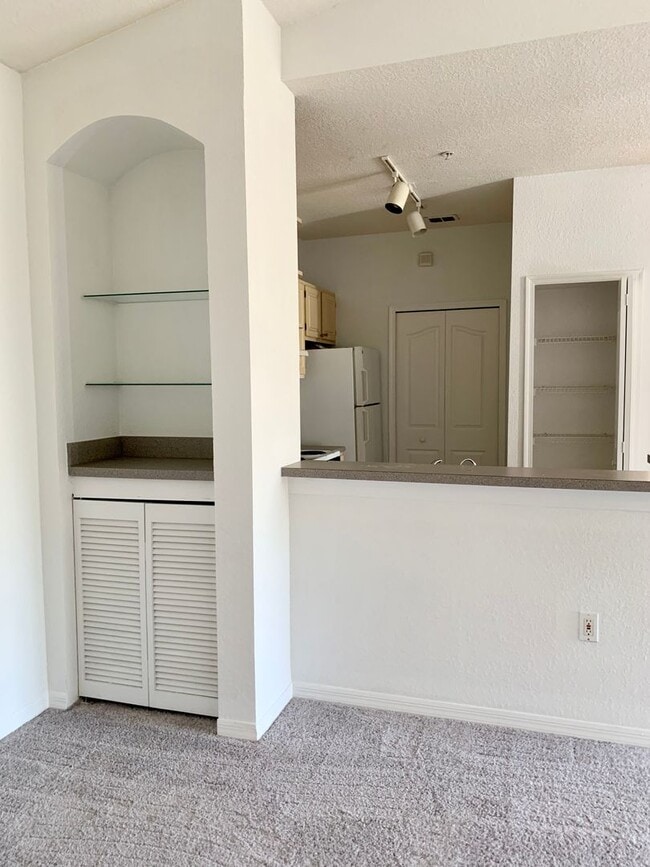 Foto del edificio - Updated 2/1 at Visconti, new carpet & paint, vaulted ceilings!