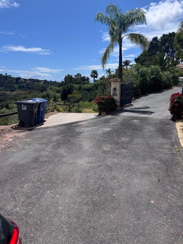 Foto del edificio - 800 Toro Canyon Rd