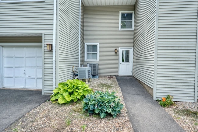 Building Photo - 308 Carlton Ln