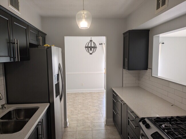 Foto del edificio - 1015 Forest Green Dr