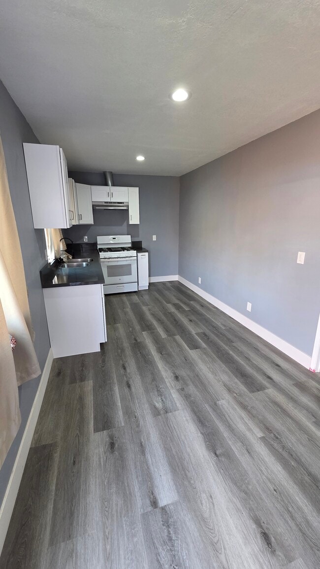 Building Photo - 303 Elmwood Ave