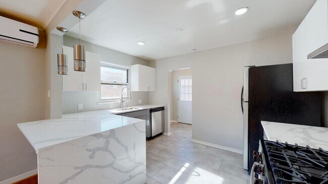 Foto del edificio - Recently renovated Three Bedroom, One bath...
