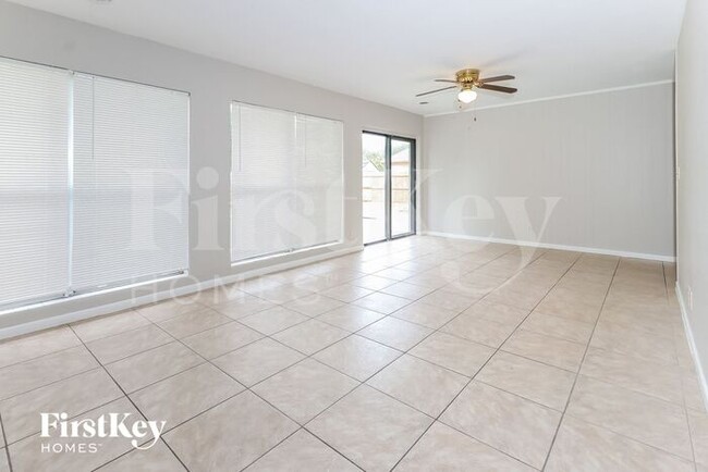 Building Photo - 811 Evergreen Dr