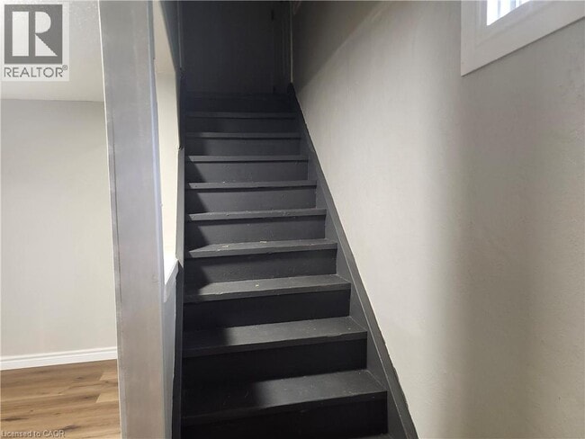 Building Photo - 197B CEDARVALE Crescent Unit# Lower