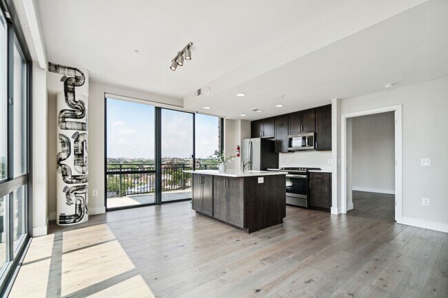 Building Photo - Modern Penthouse Condo! Parking Included! ...