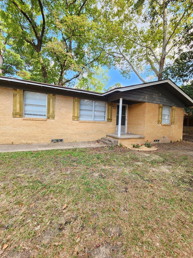 Building Photo - 533 Bandera Dr