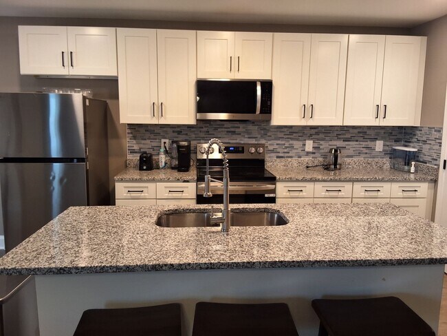 Foto del edificio - Knoxville 37921 - Fully Furnished - 3 bedroom, 2 bath home - Contact Sharon Arnwine (865) 313-7215