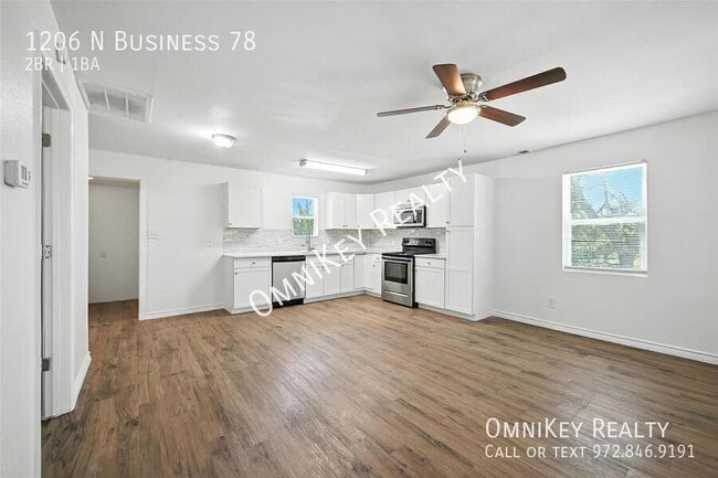 Building Photo - 1206 TX-78 BUS