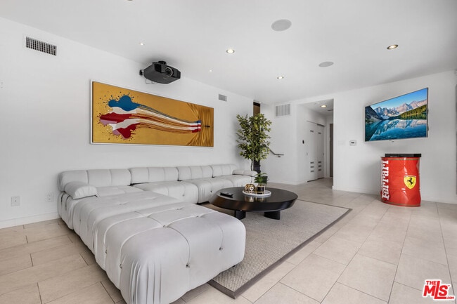 Foto del edificio - 2260 Maravilla Dr