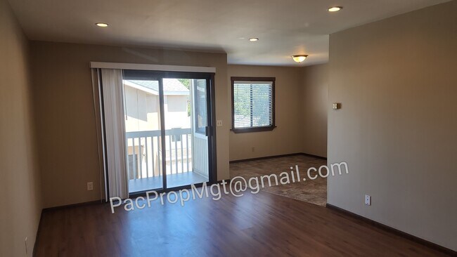 Living Room - 717 Amapola Ave. B