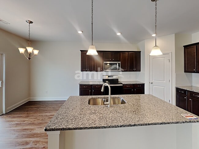 Foto del edificio - 1353 Lomond Dr